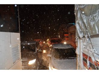 Kar trafiği felç etti