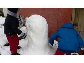 İstanbul’da çocukların kar eğlencesi