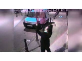 Bayrağa bıçakla saldıran hain yakalandı