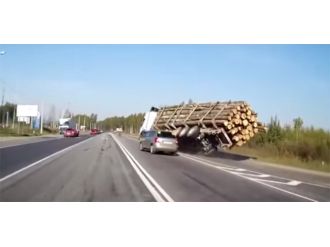 Ağaç yüklü TIR böyle devrildi