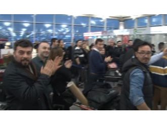 Atatürk Havalimanı’nda alkışlı protesto