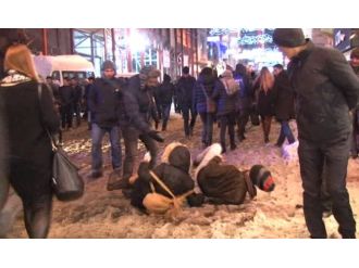 Taksim’de vatandaşların karla imtihanı