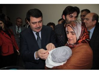 Yılın ilk bebeklerini protokol karşıladı