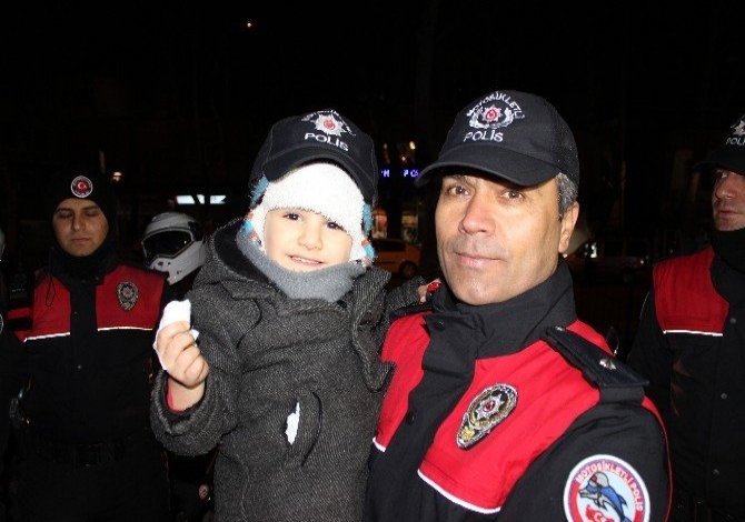 Yeni Yıla Çok Sevdiği Polis Amcalarıyla Girdi