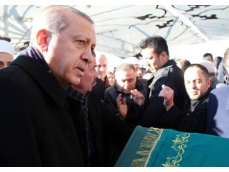 Tabutunu Davutoğlu ile Erdoğan taşıdı