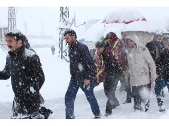 Eskiden hizmet yokluğundan taşınan hastalar artık hendekler yüzünden taşınıyor