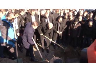 Erdoğan Karakaya’nın mezarı başında Kuran okudu