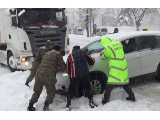 Yolda kalanların imdadına asker ve polis yetişti