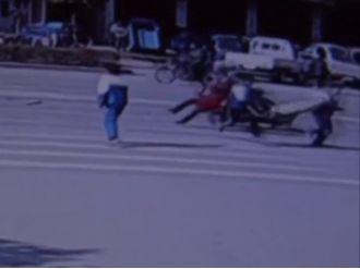 Motosikletli yayaların arasına daldı