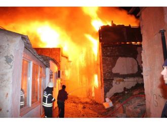 Kuşadası alev alev: 12 tarihi ev kül oldu