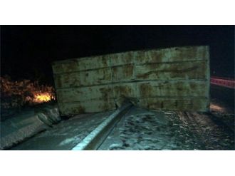 Yol buzlandı, 4 araç kaza yaptı