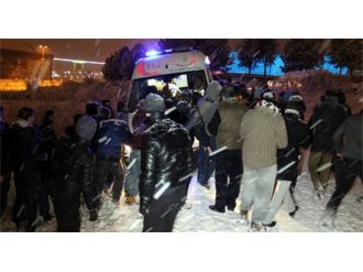 İhbara giden polis yolda kayan gençlere çarptı!