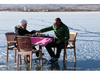 Donan gölün üstünde kahvaltı keyfi