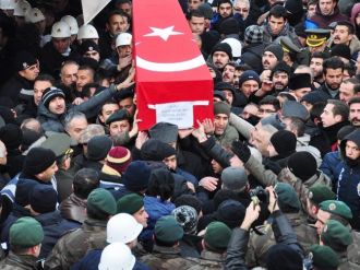 Doğum gününde şehit olan polisi 10 bin kişi uğurladı