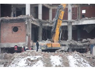 Kepçe operatörü enkaz altında can verdi