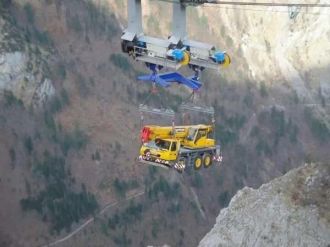 Tonlarca ağırlıktaki iş makinelerini havadan indirdiler