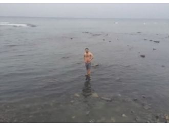 Buz gibi havada denize girdiler