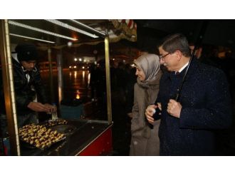 Başbakan, halka karıştı