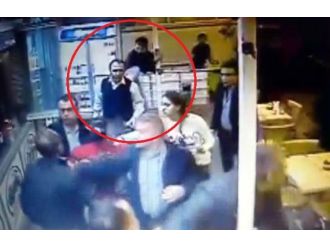 Garsona uçan tekmeli ve bıçaklı saldırı