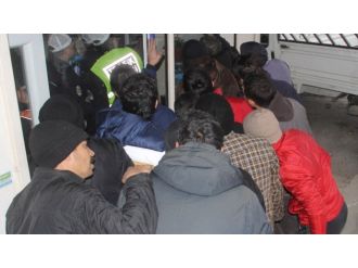 Bu kazayı izleyebilmek için sıraya girdiler