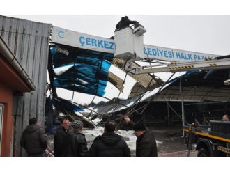 Büyük bir gürültüyle çöktü