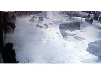 Çatıdaki kar kütleleri insanların üzerine düştü
