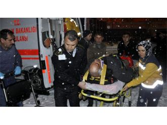 Kar yağışı nedeniyle minibüs devrildi: 6 yaralı!