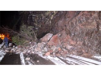 Ulaşıma heyelan engeli!