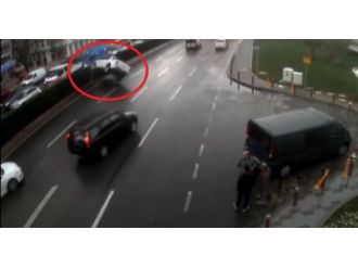 Yağışlı hava kazaları da beraberinde getirdi