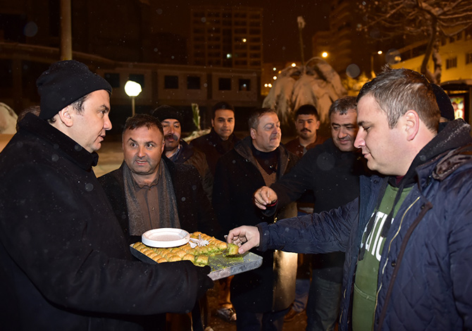 Erkoç’tan Kar Ekiplerine Tatlı İkramı