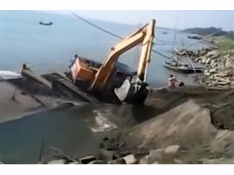 Hem gemi gitti hem iş makinesi