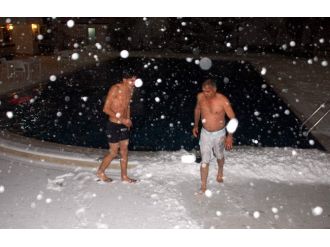 Lapa lapa kar yağışı altında havuz sefası