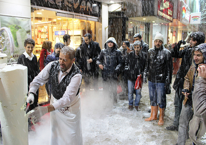 Kahramanmaraş’ta Karın Altında Ücretsiz Dondurma İkramı