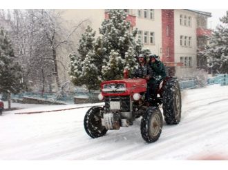 Traktör sürücüsünden tehlikeli drift