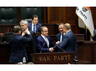 MHP’den AK Parti’ye geçtiler: Rozetleri Davutoğlu taktı