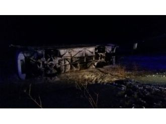 Otobüs şarampole devrildi: 23 yaralı