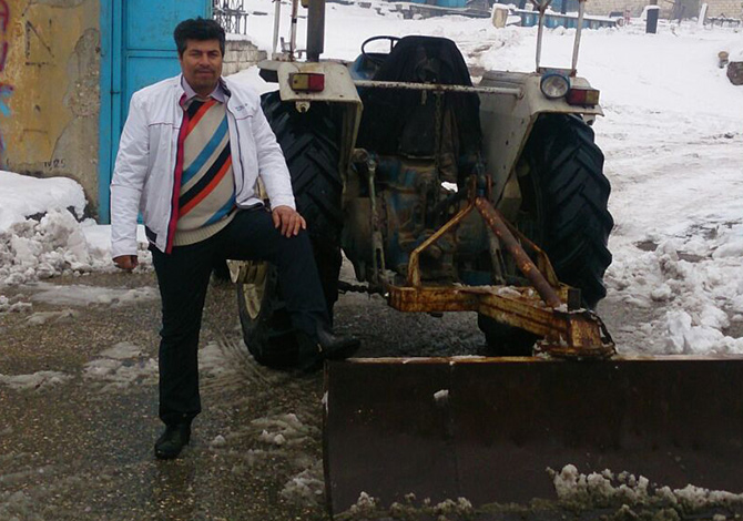 Kendisine Ait Traktörle Karla Mücadele Ediyor