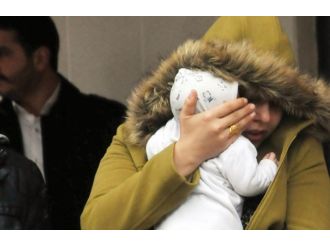 Yüzünü bebeğiyle saklamaya çalıştı