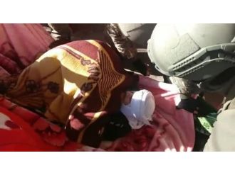 Yaşlı kadını askerler tahliye etti