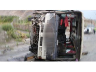 Yolcu minibüsü devrildi: 15 yaralı