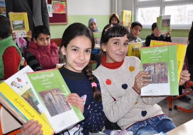 Suriyeli Öğrencilere Ders Kitabı Dağıtıldı