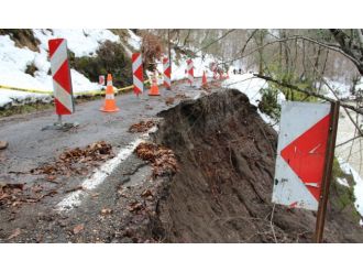 İki ilçeyi birbirine bağlayan yolda göçük