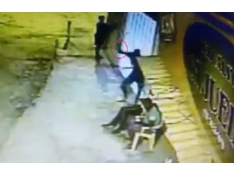 Gürültüye kızdı satırla saldırdı