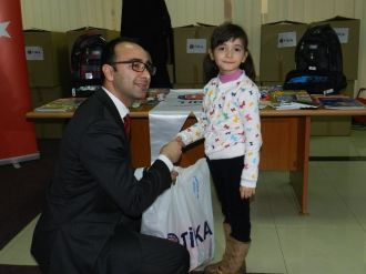 TİKA polis çocuklarını sevindirdi