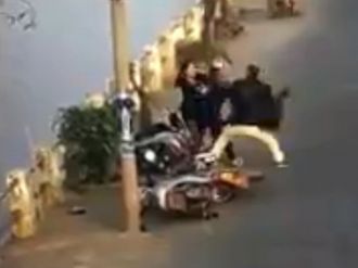 Yakaladığı kapkaççıyı haşat etti