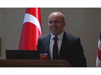 Bakan, kendisine soru soran muhabirle Kürtçe konuştu