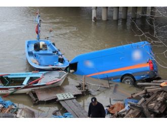 Kargo aracı dereye uçtu