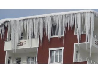 Üniversiteli gencin başına buz kütlesi düştü