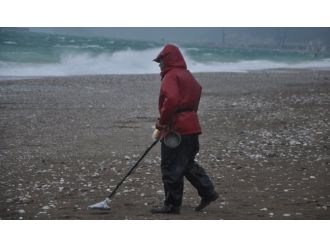 Dedektörü alıp sahile koştu