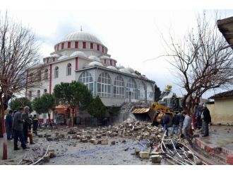 Minare fırtınaya dayanamadı